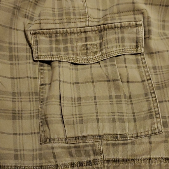 IZOD Green Striped Cargo shorts - Picture 13 of 14